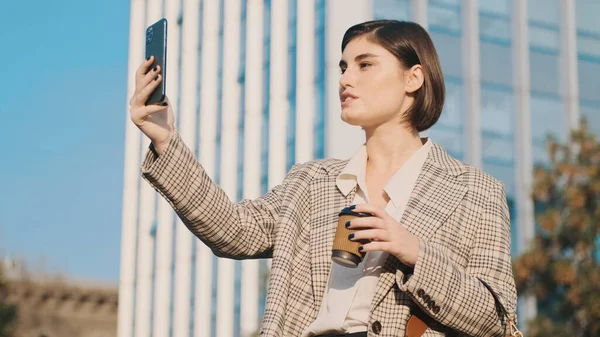 Kaunis Moderni Liikenainen Kahvia Mennä Tekemään Videopuhelun Kollegoiden Kanssa Älypuhelimen — kuvapankkivalokuva