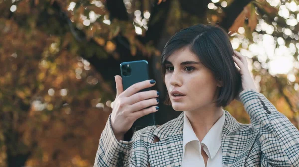 Portrett Pen Stilig Jente Som Ser Smarttelefon Preker Mens Hun – stockfoto