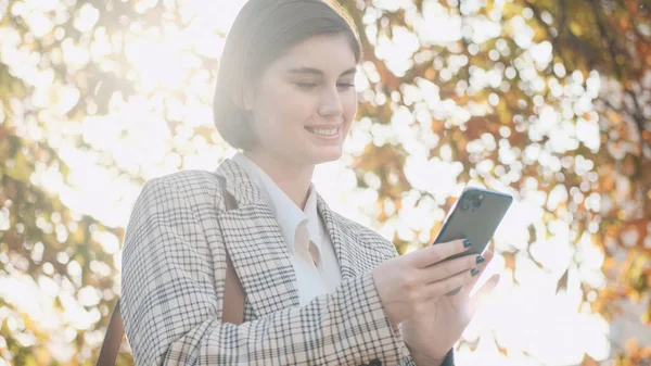 Kaunis Moderni Liikenainen Iloinen Paljon Käyttämällä Älypuhelinta Työhön Ulkona Onnistunut — kuvapankkivalokuva