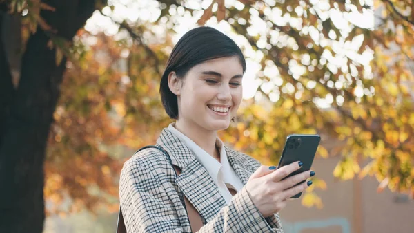 Vakker Smilende Forretningskvinne Glad God Handel Med Smarttelefon City Street – stockfoto