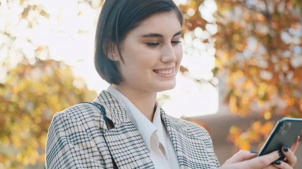 Portrett Vakker Forretningskvinne Som Jobber Med Smarttelefon Ser Glad Studentjente – stockfoto