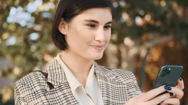 Lukk Opp Smilende Kvinnelig Entreprenør Ser Glad Teksting Smarttelefon Avtale – stockfoto