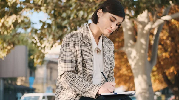 Giovane Bella Donna Affari Seduta Strada Accogliente Stesura Business Plan — Foto Stock