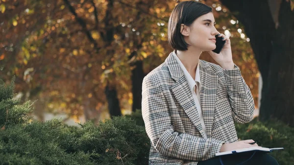 Jonge Mooie Zakenvrouw Gekleed Geruite Blazer Praten Smartphone Tijdens Het — Stockfoto