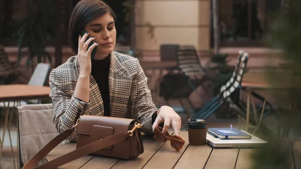 Genç Kadını Dışarıda Rahat Bir Kafede Oturuyor Telefonda Konuşuyor Kahve — Stok fotoğraf