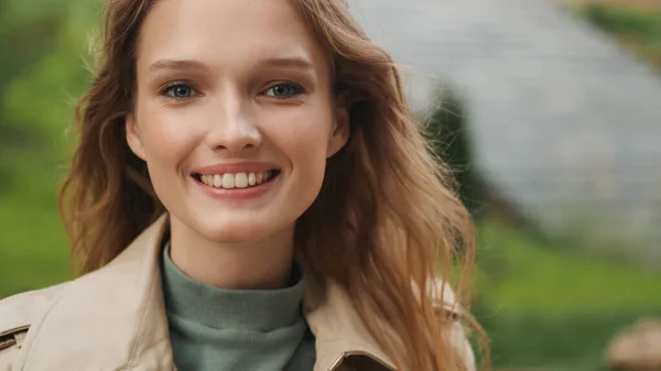 Porträtt Vackra Student Flicka Ser Glad Leende Kameran Parken Begreppet — Stockfoto