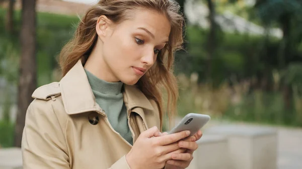 Potret Gadis Bergaya Tampak Terkejut Menjawab Pada Pesan Smartphone Outdoor — Stok Foto