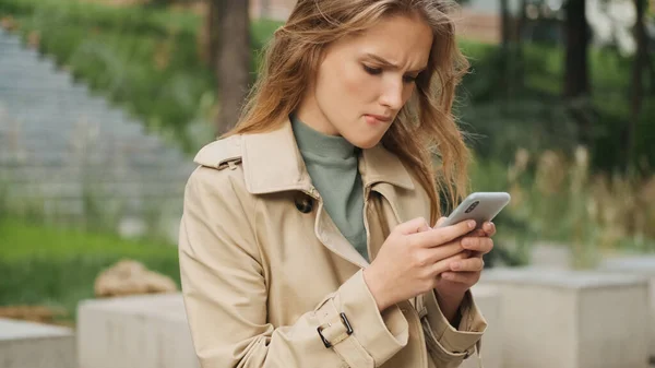 Student Girl Biting Lip Looking Worry While Texting Classmates Chat — Stock Photo, Image