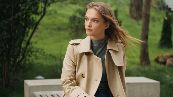 Hermosa Chica Estudiante Vestida Con Gabardina Con Estilo Sentado Banco — Foto de Stock