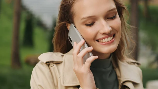 Potret Gadis Cantik Yang Berbicara Dengan Pacar Smartphone Tersenyum Saat — Stok Foto