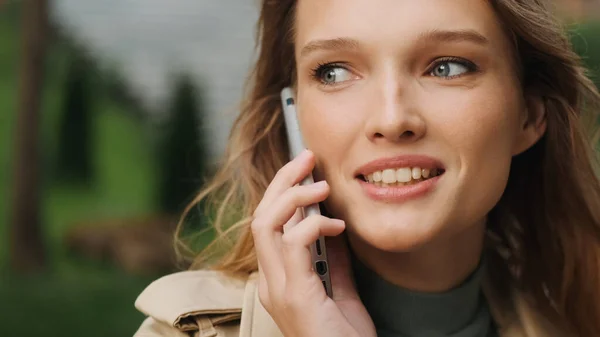 Közelkép Gyönyörű Diák Lány Beszél Legjobb Barátja Telefonon Miközben Pihen — Stock Fotó