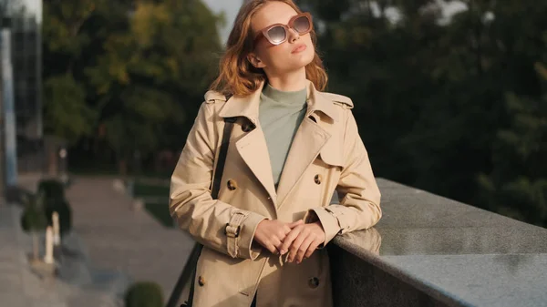 Hermosa Chica Estudiante Elegante Vestida Con Gabardina Gafas Sol Disfrutando — Foto de Stock