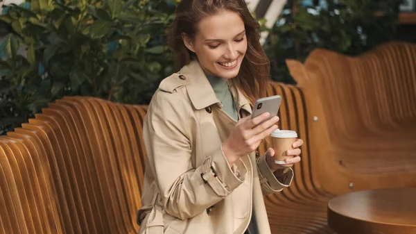 Pretty Student Girl Looking Happy Texting Friend Smartphone Coffee Break — Stock Photo, Image