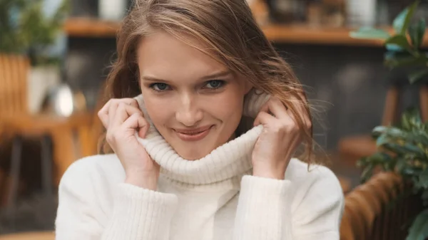 Urocza Dziewczyna Ubrana Przytulny Biały Sweter Patrząc Ładny Uśmiech Kamerze — Zdjęcie stockowe