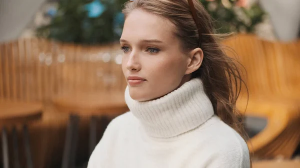 Retrato Hermosa Chica Ensueño Vestida Con Suéter Cuello Blanco Mirando —  Fotos de Stock