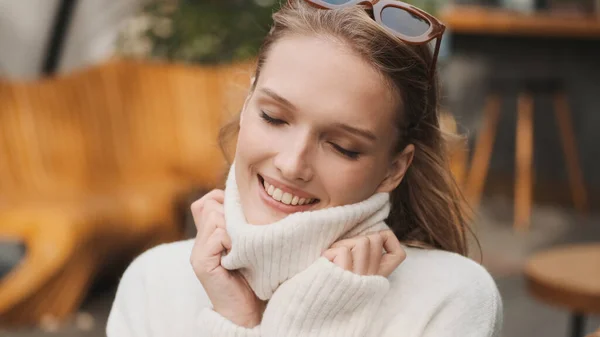 Wspaniały Uśmiechnięta Dziewczyna Ubrana Przytulny Biały Kołnierzyk Sweter Patrząc Słodkie — Zdjęcie stockowe
