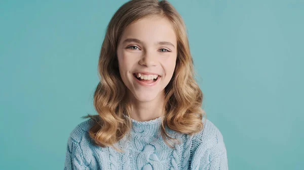 Dalgalı Saçlı Sevimli Sarışın Genç Kız Mavi Arka Planda Gülerken — Stok fotoğraf