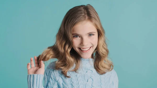 Charming Blond Teenager Girl Wavy Hair Looking Cute Smiling Camera — Foto de Stock
