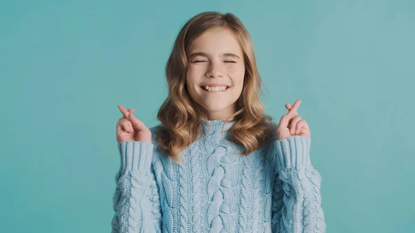 Linda Adolescente Loira Excitada Mantendo Dedos Cruzados Espero Que Seus — Fotografia de Stock