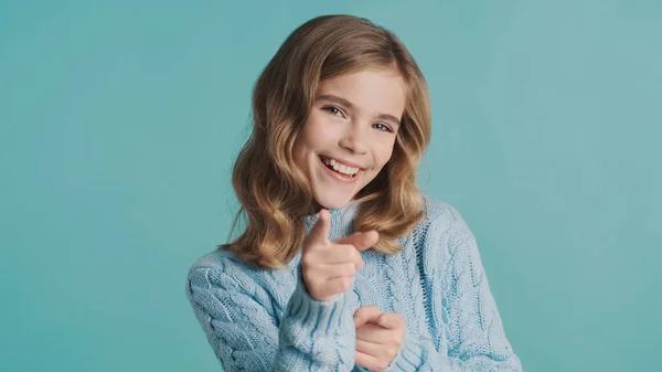 Θετική Ξανθιά Έφηβη Κοπέλα Δείχνει Ευθέως Στην Κάμερα Δείκτη Δάχτυλα — Φωτογραφία Αρχείου