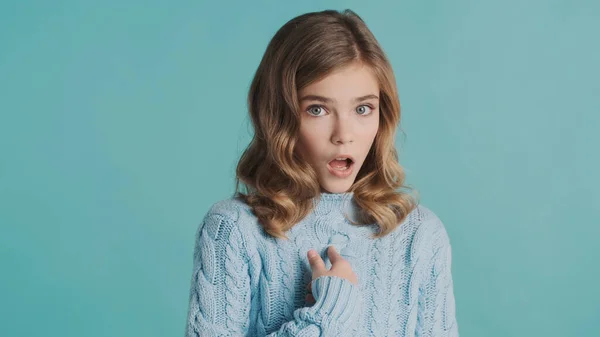 Menina Adolescente Loira Incrível Vestida Com Suéter Apontando Dedos Mesma — Fotografia de Stock