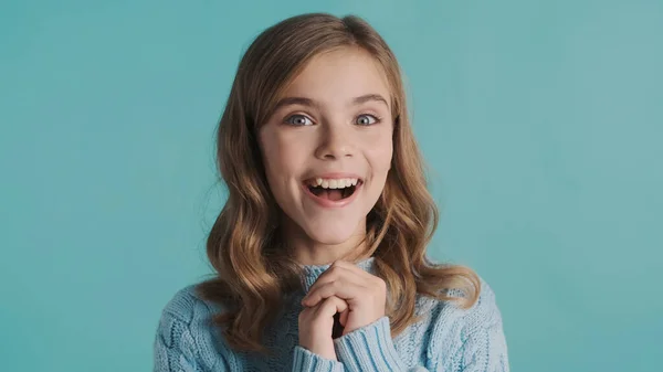 Çekici Sarışın Genç Kız Mavi Arka Planda Kamera Karşısında Heyecanlı — Stok fotoğraf