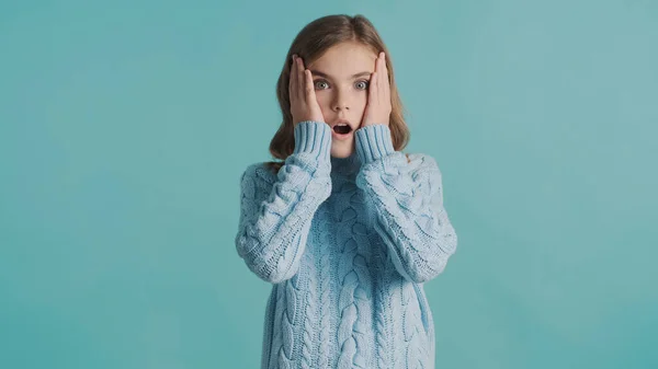 Aantrekkelijk Blond Tiener Meisje Kijkt Geschokt Camera Geïsoleerd Blauwe Achtergrond — Stockfoto