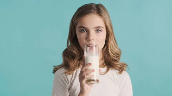 Mooi Blond Tiener Meisje Met Golvend Haar Drinken Melk Blauwe — Stockfoto