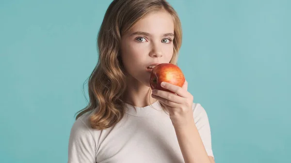 Portrait Pretty Blond Teenage Girl Wavy Hair Eating Red Apple — 스톡 사진