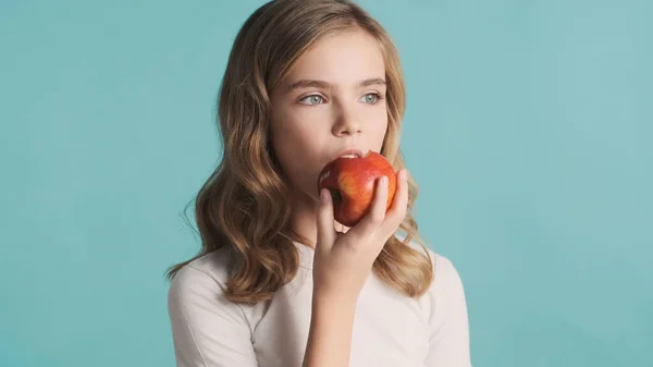 Menina Adolescente Loira Bonita Com Cabelo Ondulado Comendo Maçã Deliciosa — Fotografia de Stock