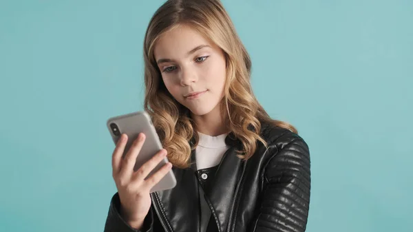 Привлекательная Блондинка Одетая Кожаную Куртку Проверяет Социальные Сети Используя Смартфон — стоковое фото