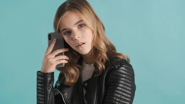 Trött Blond Tonåring Flicka Ser Uttråkad Håller Smartphone Väntar Någon — Stockfoto