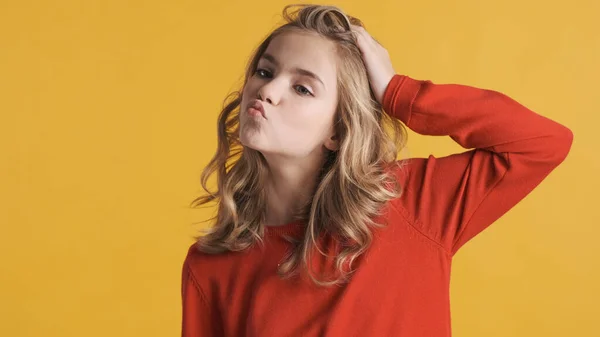 Красивая Блондинка Подросток Одетая Красный Свитер Посылает Воздушный Поцелуй Камеру — стоковое фото