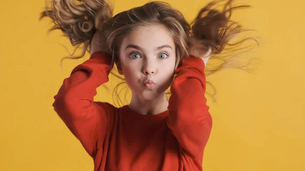 Menina Adolescente Muito Loira Vestida Camisola Vermelha Brincando Com Cabelo — Fotografia de Stock