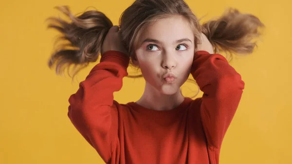 Menina Adolescente Muito Loira Vestida Camisola Vermelha Brincando Com Cabelo — Fotografia de Stock