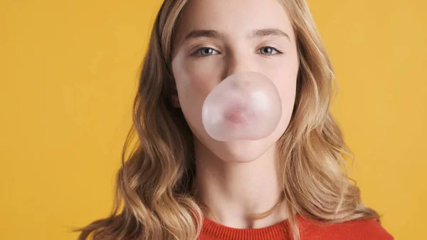 Close Pretty Blond Teenager Girl Wavy Hair Blowing Bubble Gum — 스톡 사진