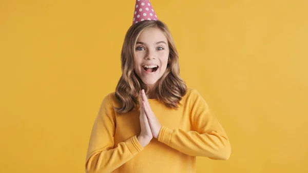 Όμορφη Ενθουσιασμένη Ξανθιά Έφηβη Που Φοράει Καπέλο Γενεθλίων Και Δείχνει — Φωτογραφία Αρχείου