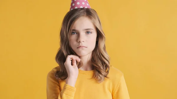 ブロンドのティーンエイジャーの女の子の肖像画は 黄色の背景の上に彼女の誕生日に孤独であることに動揺している 十代の女の子は泣きたいです — ストック写真