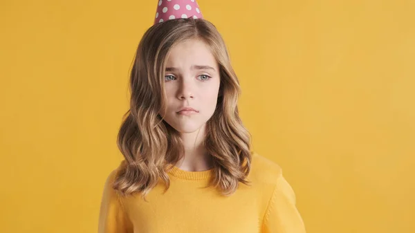 Mooi Blond Tiener Meisje Voelt Zich Verdrietig Haar Verjaardag Geïsoleerd — Stockfoto