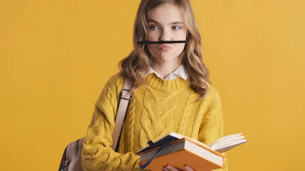 Engraçado Menina Adolescente Loira Mantendo Lápis Sobre Lábios Brincando Câmera — Fotografia de Stock