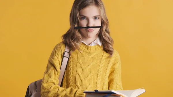Menina Adolescente Muito Loira Mantendo Lápis Sobre Lábios Descansando Isolado — Fotografia de Stock
