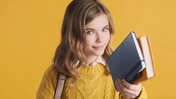 Портрет Блондинки Студентки Жёлтом Свитере Позирующей Книгами Красочном Фоне Ученица — стоковое фото