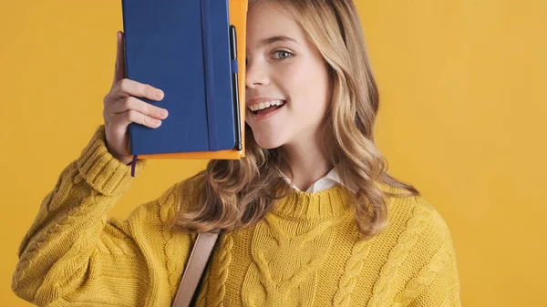 Retrato Menina Estudante Adolescente Loira Vestida Com Suéter Amarelo Posando — Fotografia de Stock