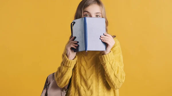 Menina Estudante Adolescente Loira Bonito Vestido Com Suéter Escondido Atrás — Fotografia de Stock