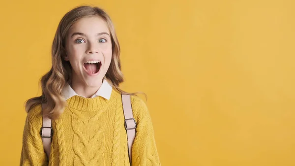 Χαρούμενη Ξανθιά Έφηβος Φοιτητής Κορίτσι Αναζητούν Ενθουσιασμένος Στέκεται Κοντά Χώρο — Φωτογραφία Αρχείου