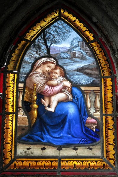 ヨーロッパだ フランスだ フランス フランス出身 パリだ 2012年2月8日 このカラフルなイメージは 聖母と子供のステンドグラスの窓を示しています ここラカイズ墓地 — ストック写真