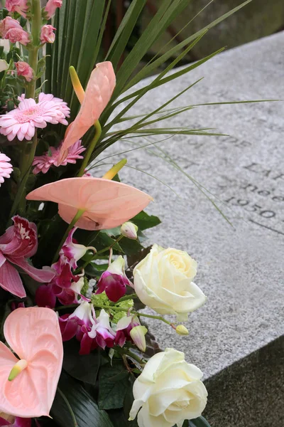 ヨーロッパだ フランスだ フランス フランス出身 パリだ 2012年2月8日 このカラフルなイメージは 墓石に花の花束を描いています ここラカイズ墓地 — ストック写真