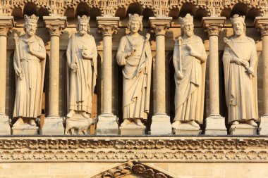 Avrupa. Fransa. Ile-de-France. Paris mi? 02 / 08 / 2012. Bu renkli resim Notre-Dame de Paris katedralini tasvir ediyor. Krallar Galerisi. 