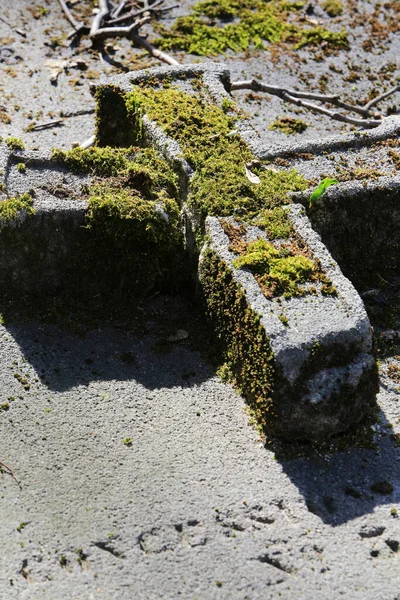 ヨーロッパだ フランスだ フランス フランス出身 パリだ 2012年2月8日 このカラフルなイメージは 墓石に石の十字架を描いています ここラカイズ墓地 — ストック写真