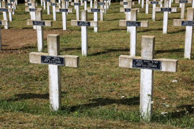 Avrupa. Fransa. Sen ve Marne. Coulommier 'lar. 02 / 08 / 2012. Bu renkli görüntü Commonweatlth War Graves 'i gösteriyor. Bağımsız Devletler Savaş Mezarları. Fransız askeri mezarlığı.
